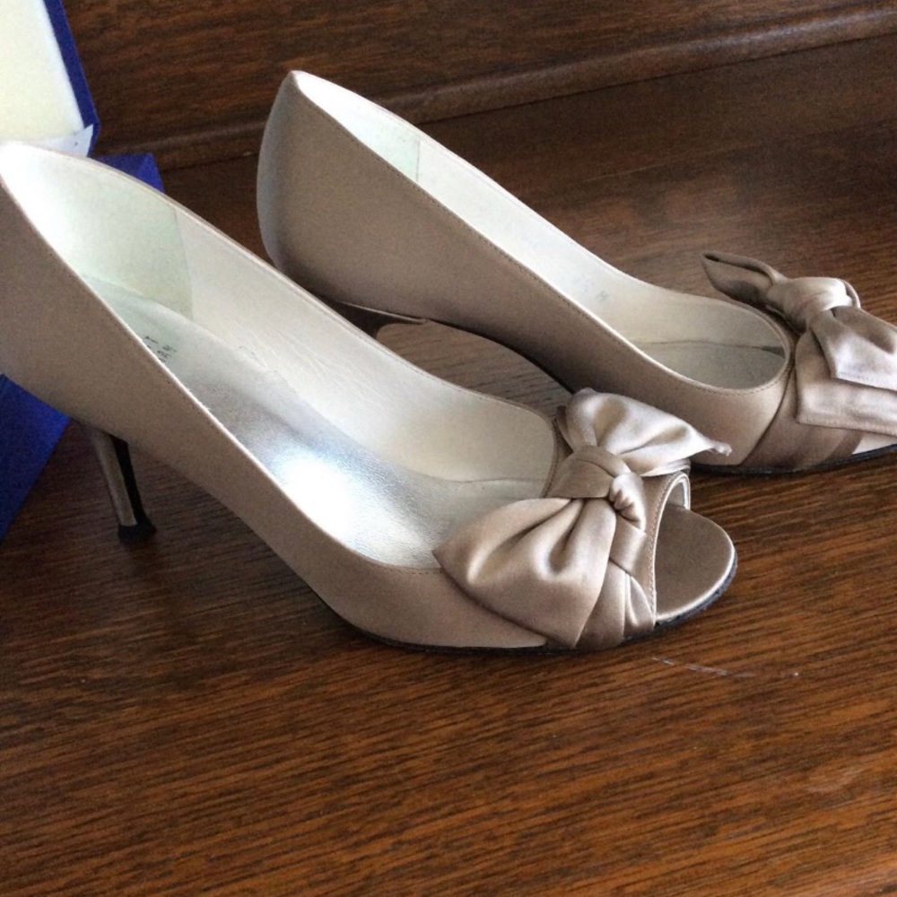 Stuart Weitzman Misty Satin Bow Heels in Taupe
